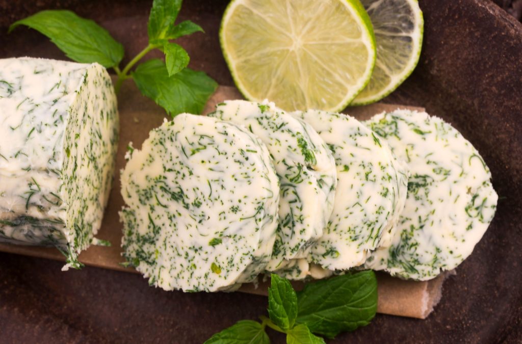 unt cu ierburi aromate