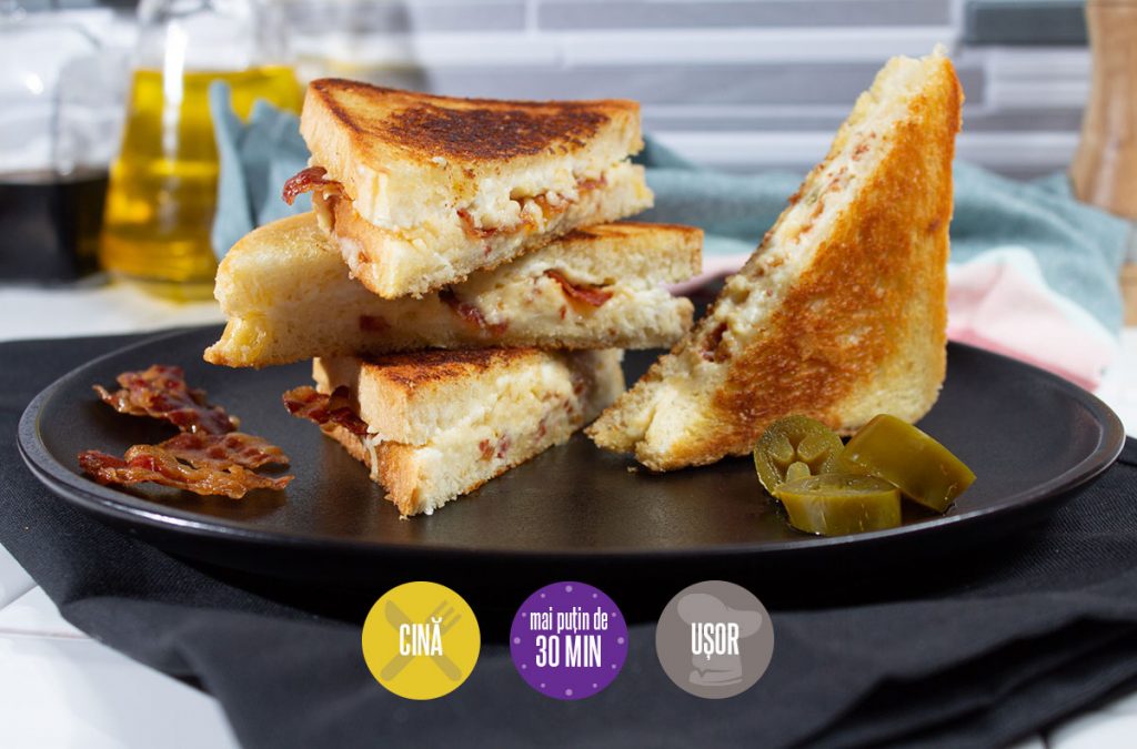 sandviș cald cu cheddar și ardei iute