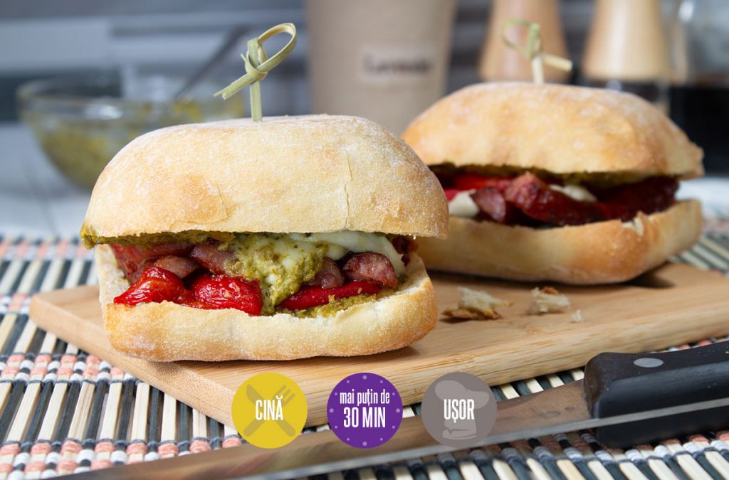 sandviș cu cârnați și sos pesto